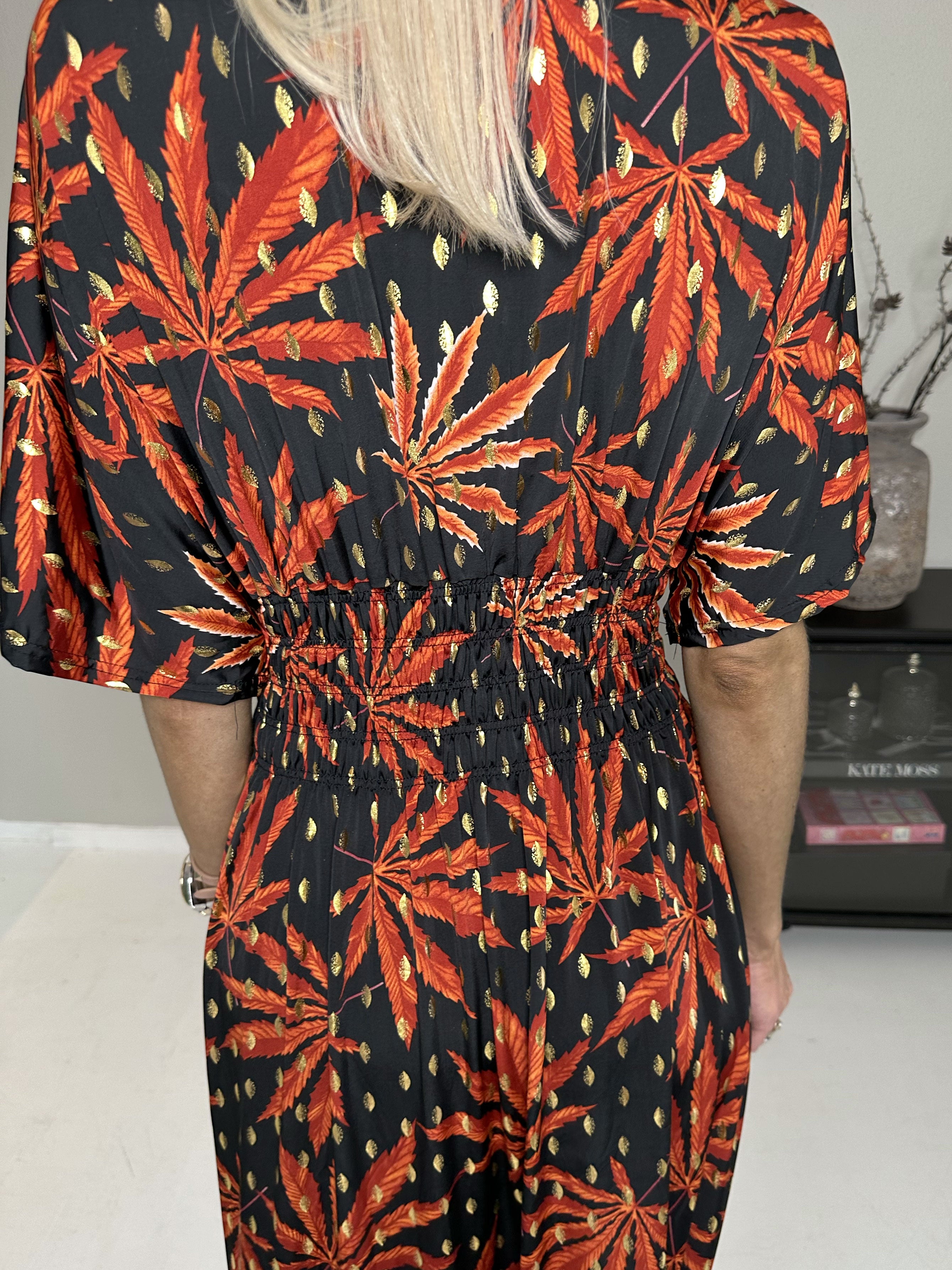 Pams Leaf - Lang elastisk kjole i krølfrit stof